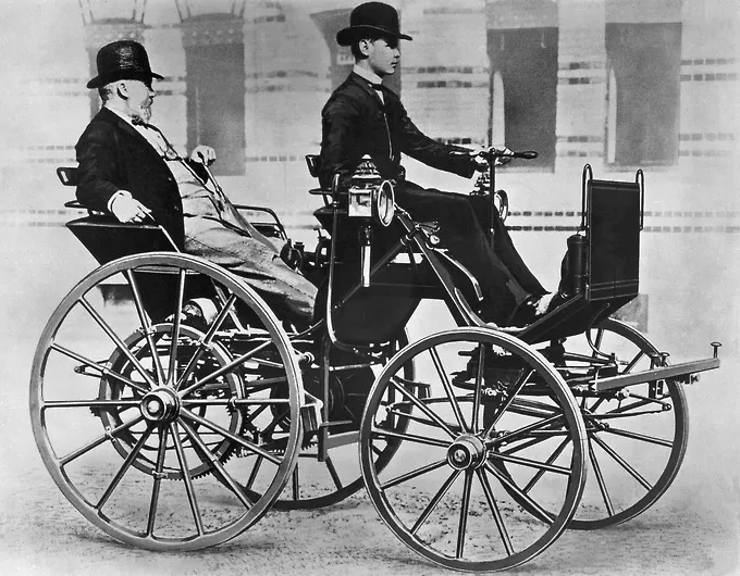Gottlieb Daimler i Wilhelm Maybach dizajnirali su automobil 1885
