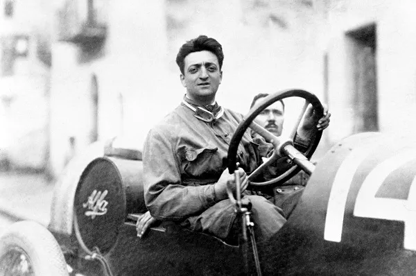 Trkaći portret Enza Ferrarija 1918