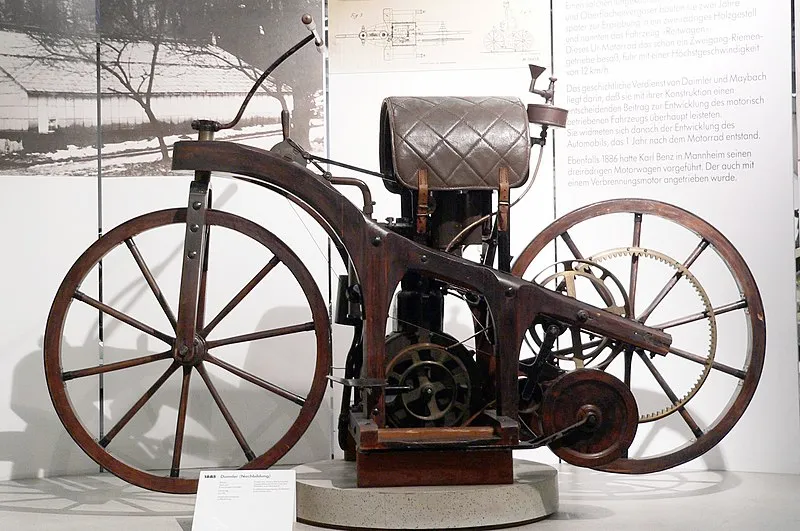 Gottlieb Daimler i Wilhelm Maybach dizajnirali su Reitwagen 1885