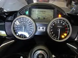 Svjetla upozorenja na motociklu na kontrolnoj ploči su upaljena