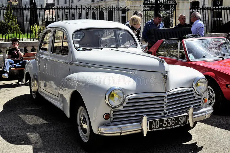 Peugeot 203 lansiran 1948